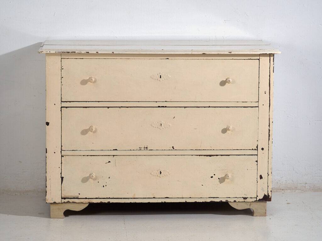 Commode ancienne en pin peint – Meuble rustique européen patiné – circa 1900