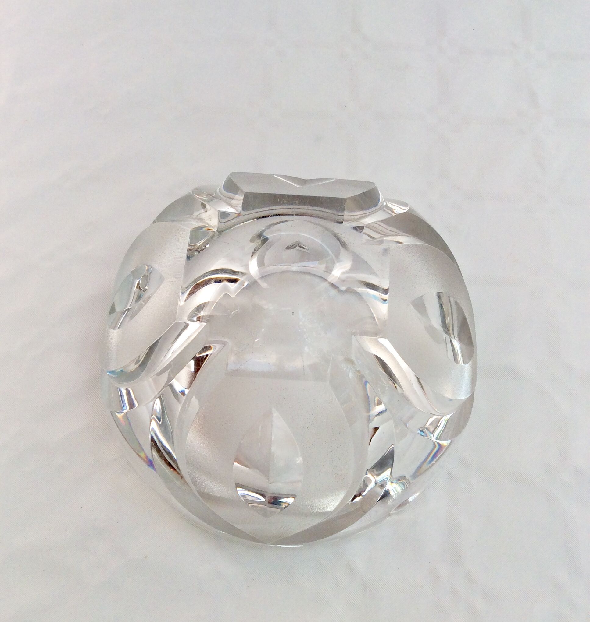 Round cut crystal ashtray signed dimension: height -8cm- diameter -16cm-