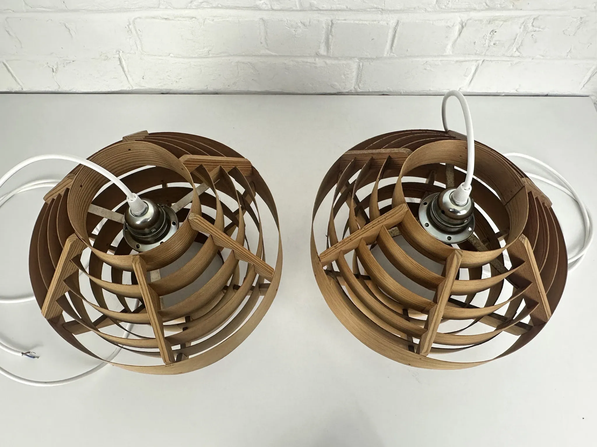 Pair of Hans-Agne Jakobsson pendant lights in pine veneer – AB Ellysett