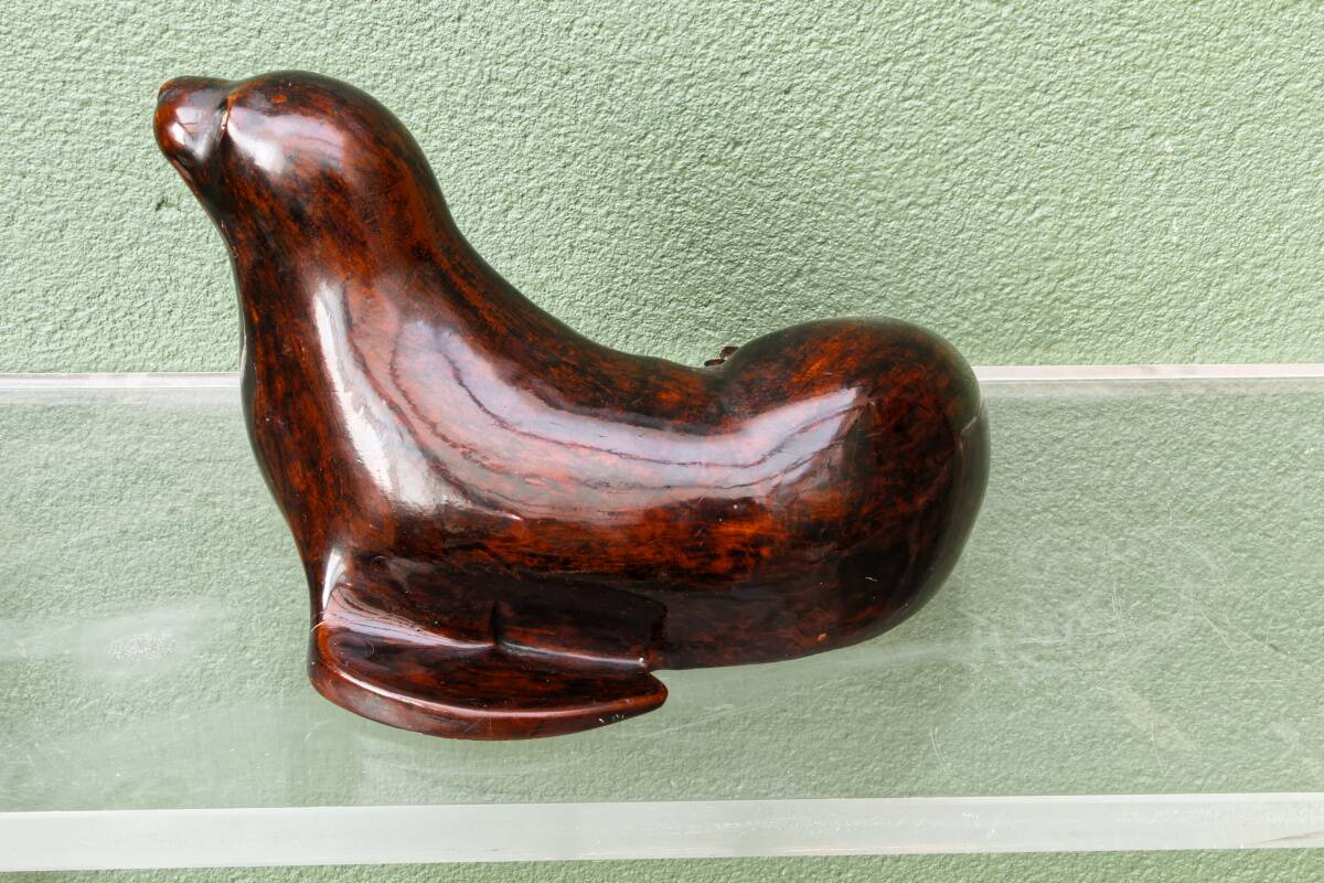 Phoque en bois tendre, patine acajou