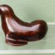 Phoque en bois tendre, patine acajou