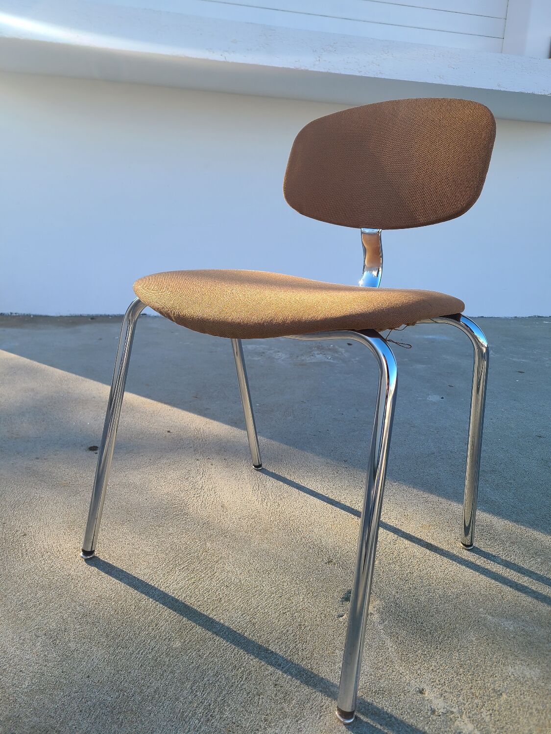 Chaise vintage stafor vers 1980