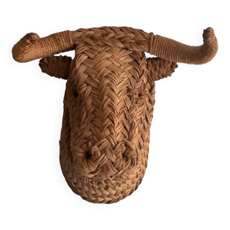 sculpture tête de taureau en rotin