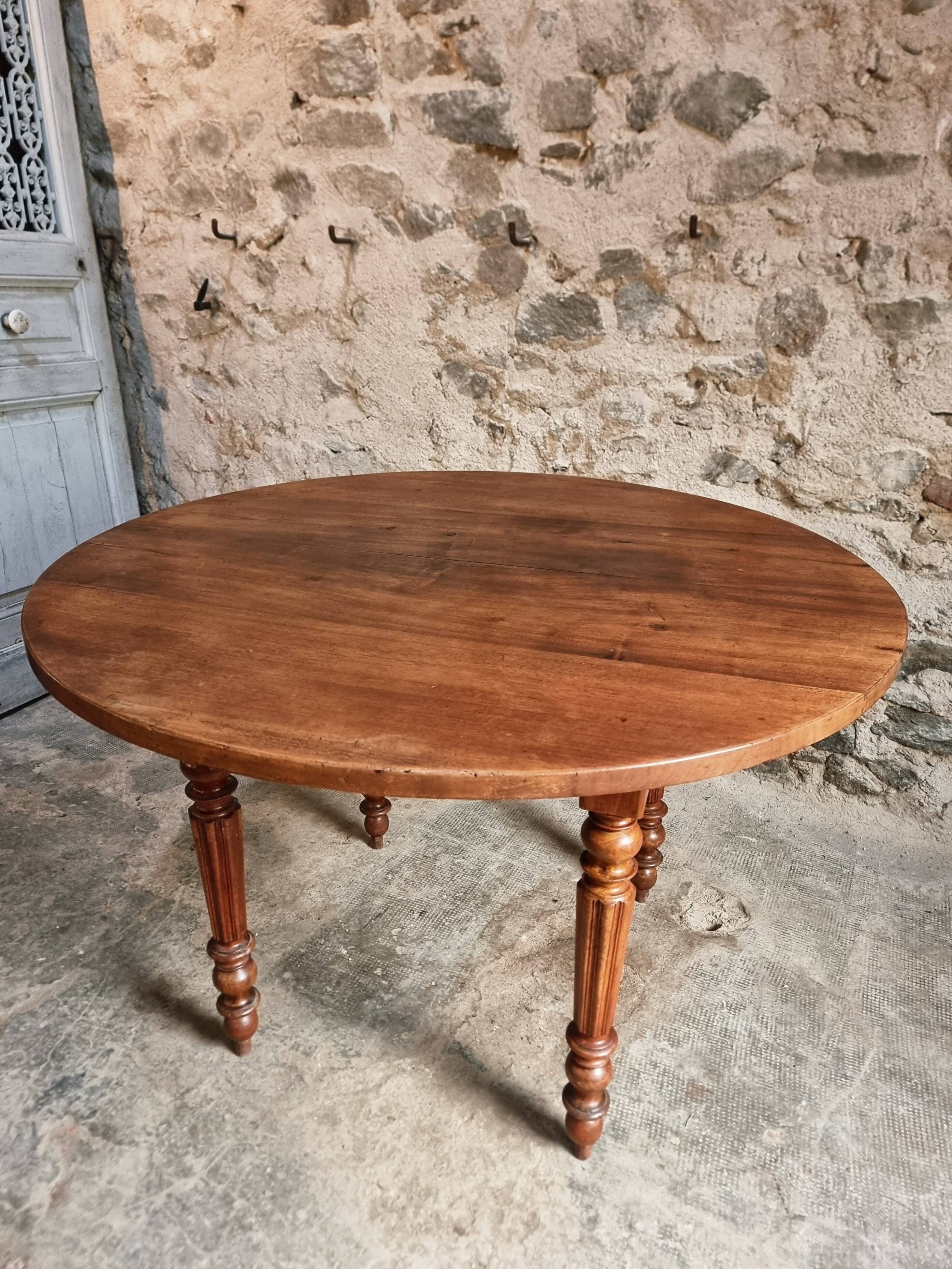 Table à manger ronde française ancienne en noyer, vers 1880–1900