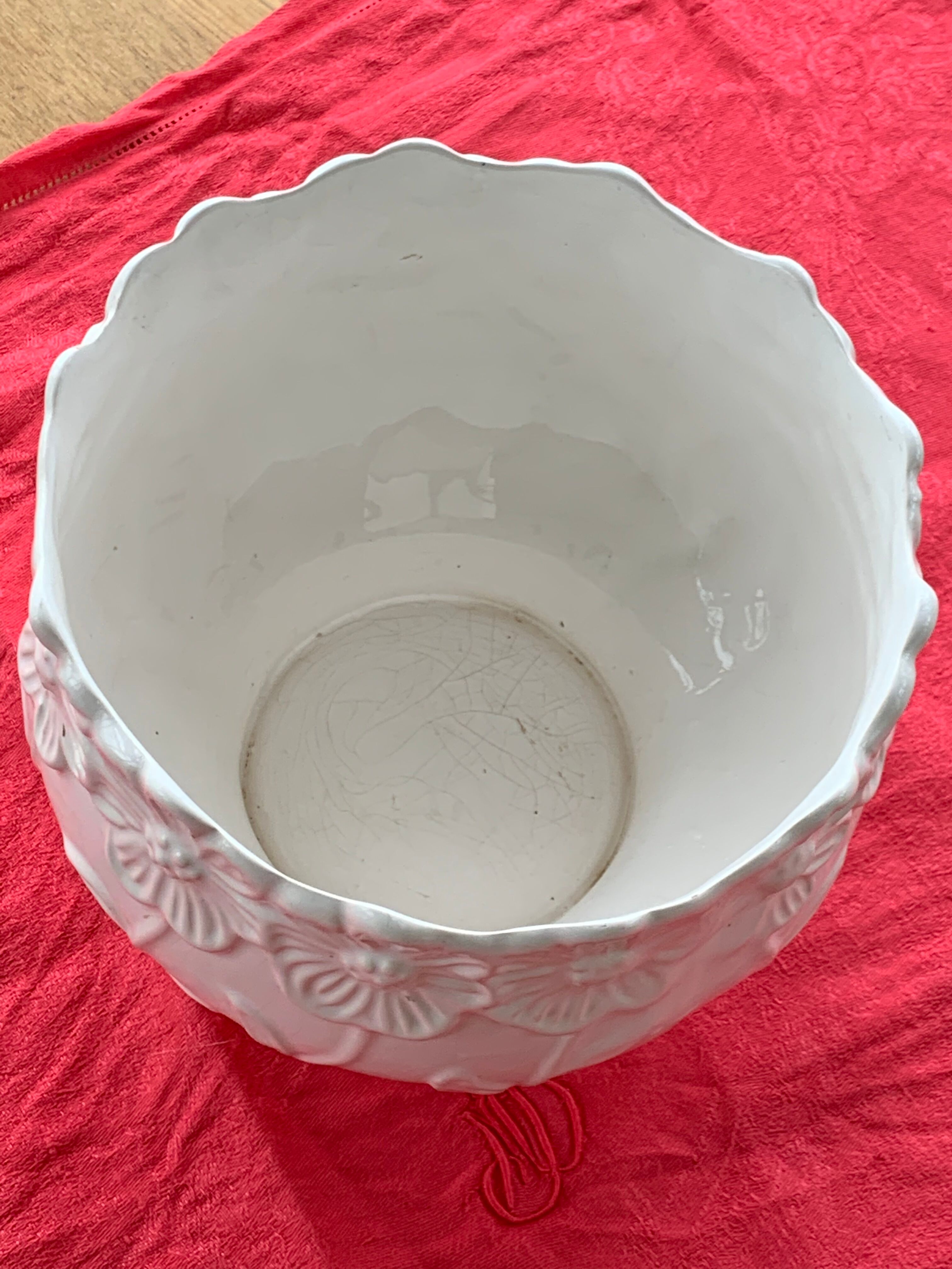 Pot cover slurry in glazed ceramic white vintage floral pattern