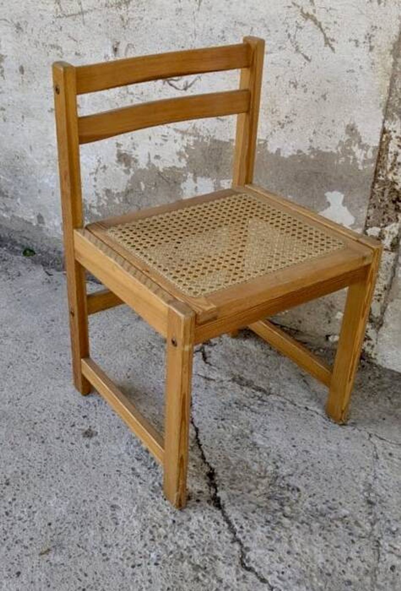 Série de 4 chaises vintage en pin assise cannage