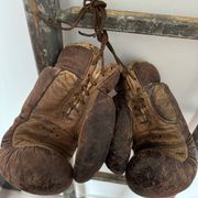 Ancienne paire de gants de boxe en cuir