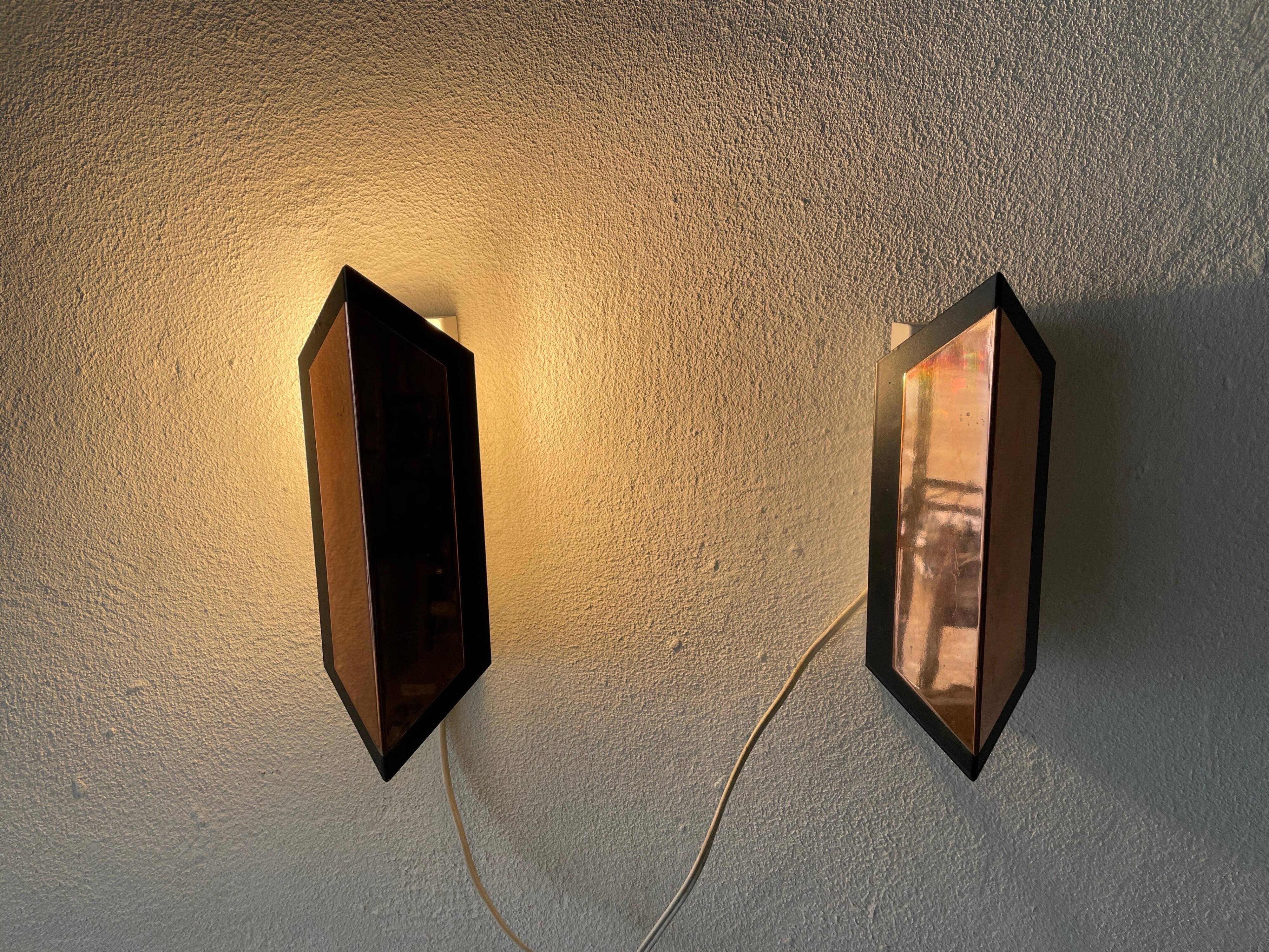 Pair of French wall lights with geometric design in copper, 1960, France.