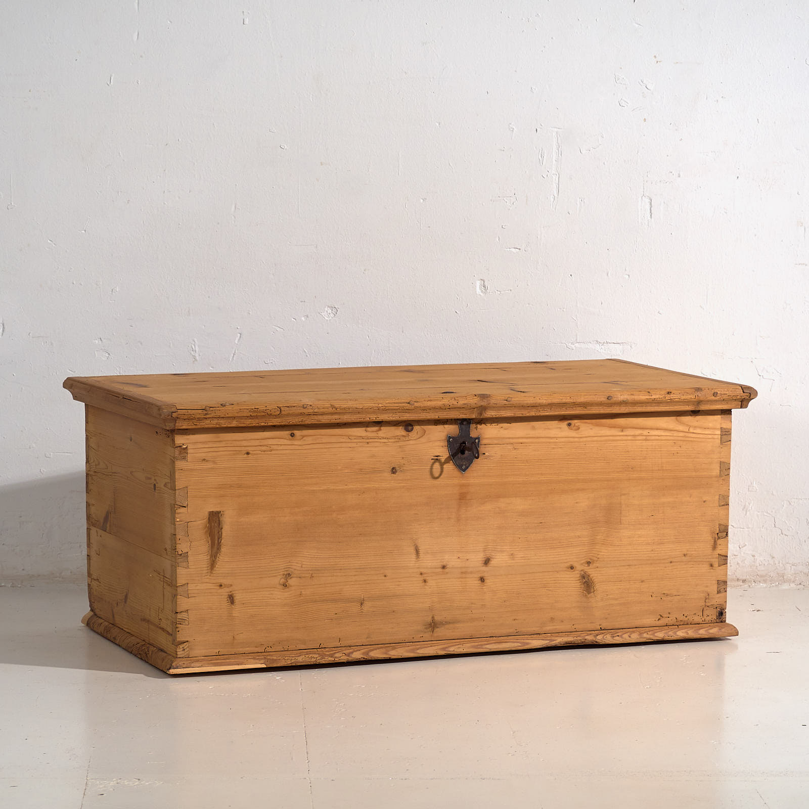 Antique storage trunk (c.1920)