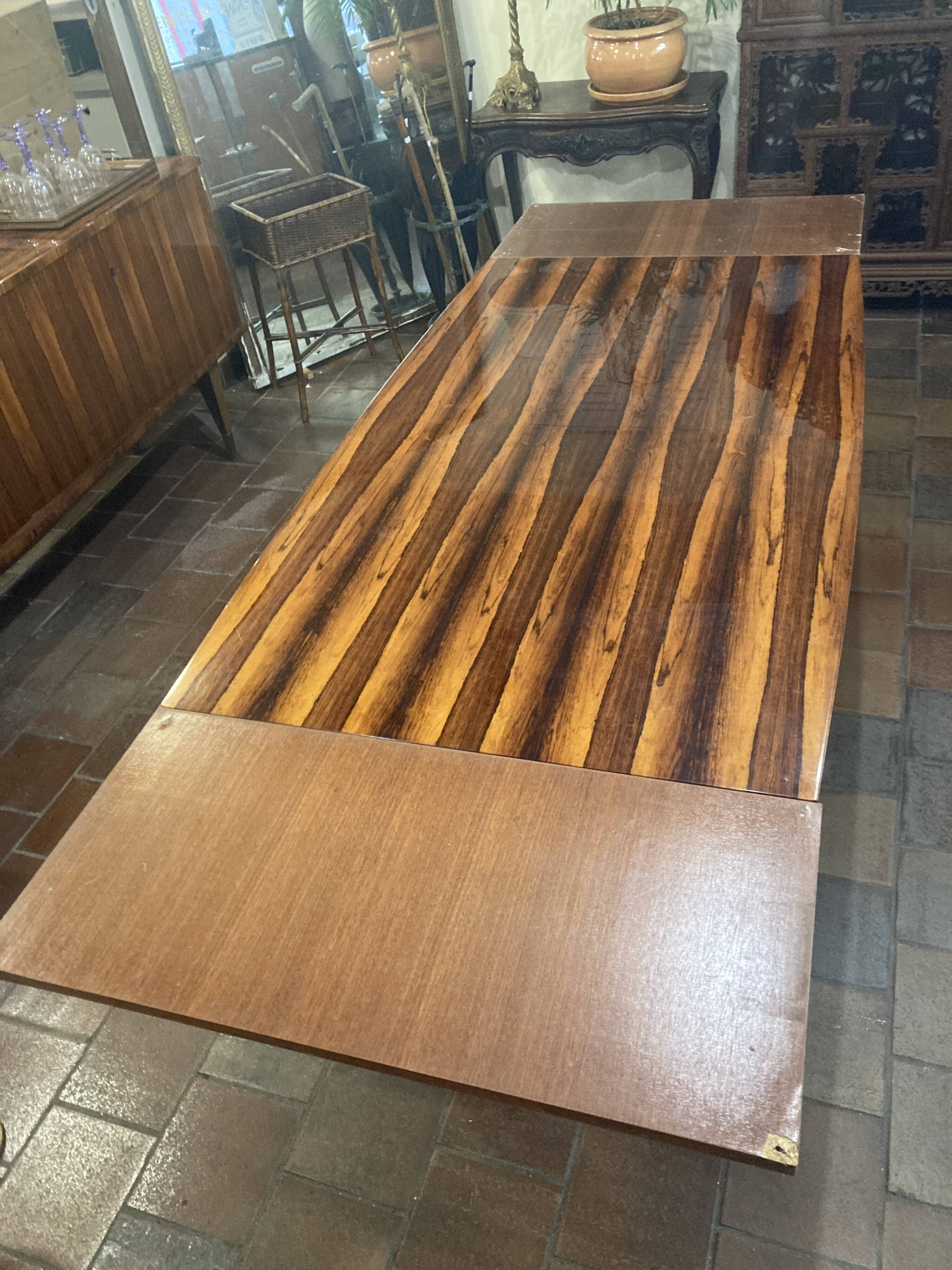 Table en ébène de Macassar laquée vers 1950