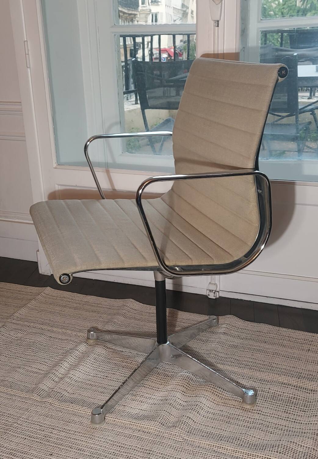 Good condition - EA 108 office chair in beige fabric and aluminum by Charles & Ray Eames for Herman Miller, signed - 1958