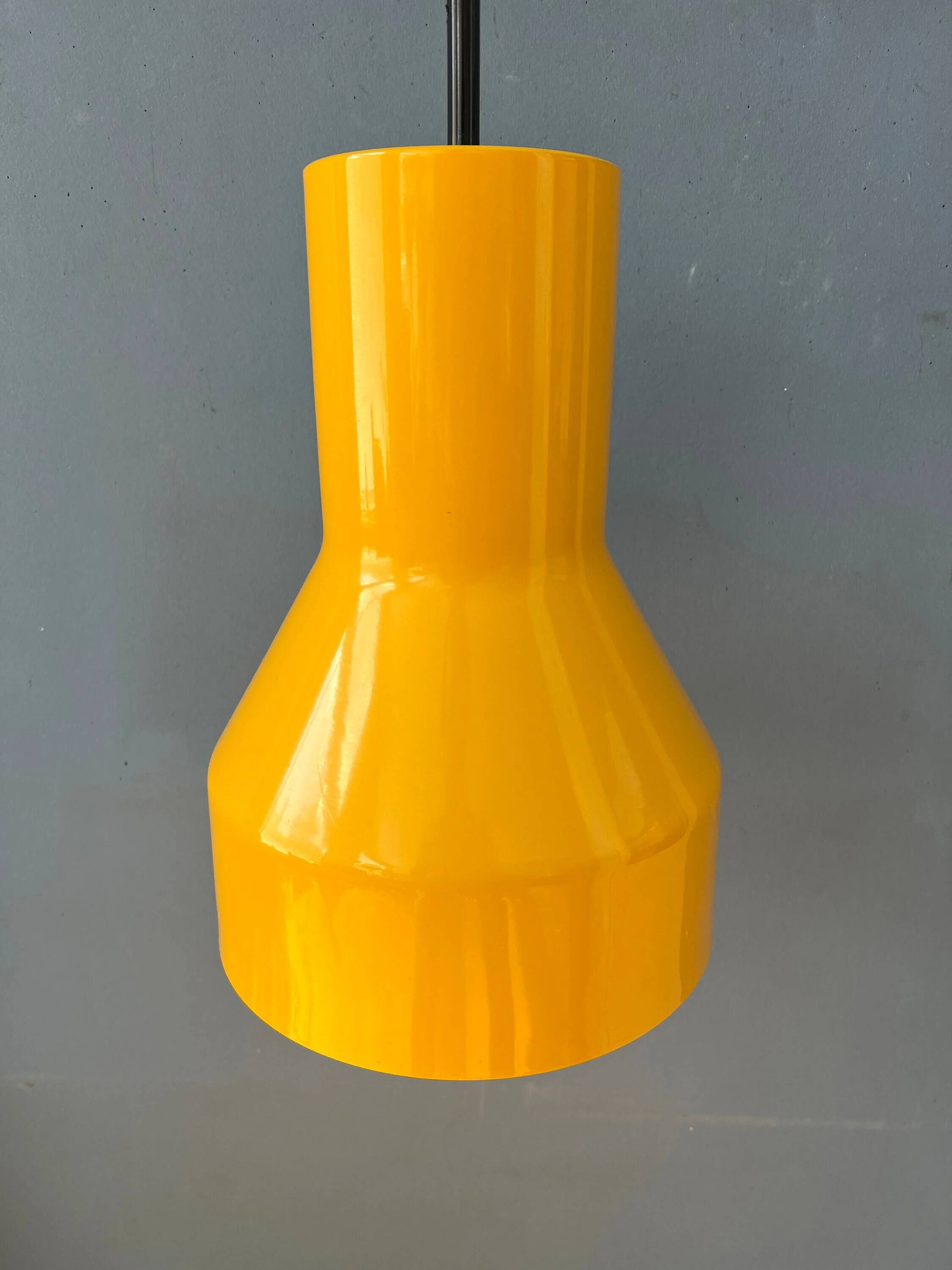 Suspension Space Age industrial in yellow metal
