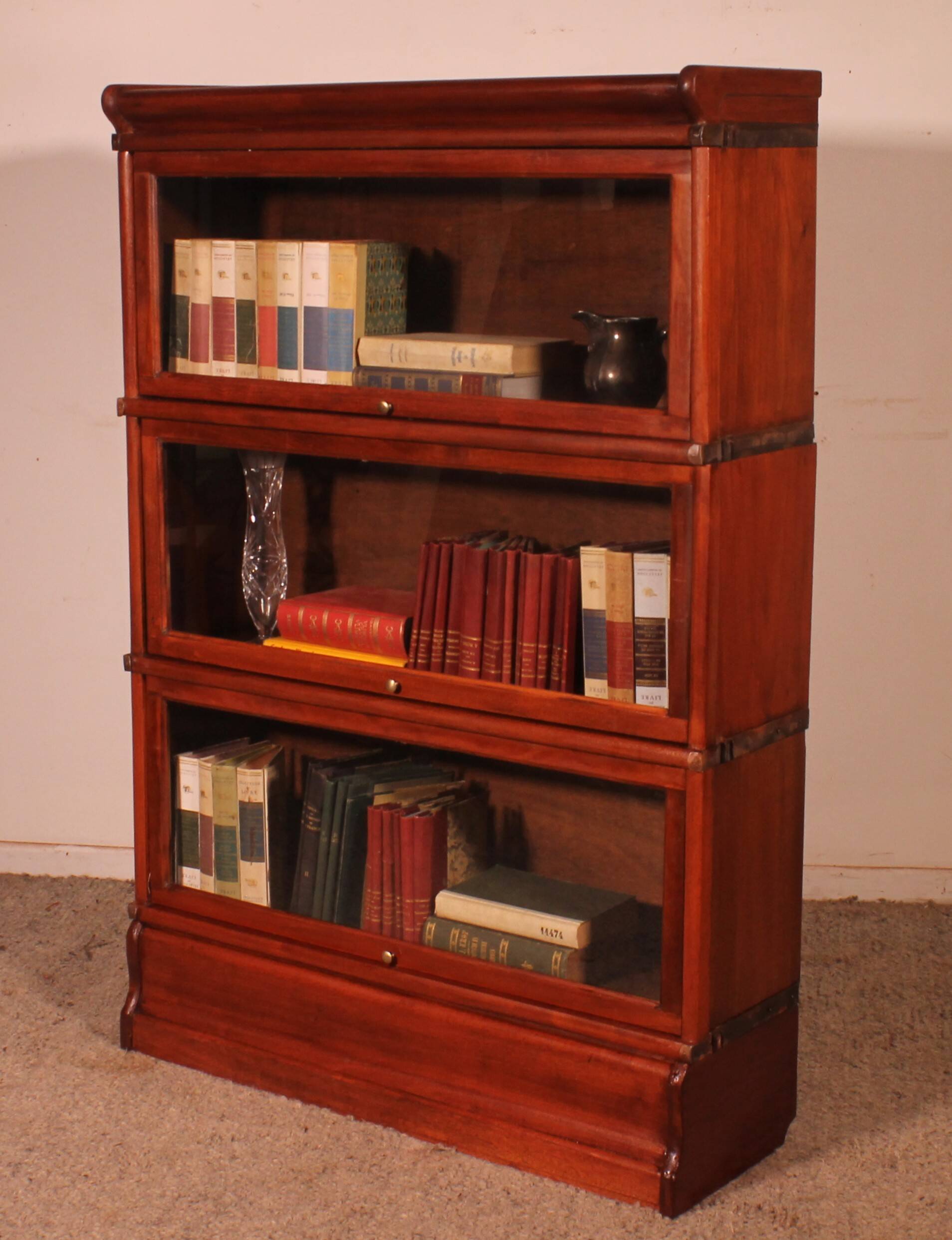 Globe Wernicke Library in mahogany, consisting of 3 pieces.