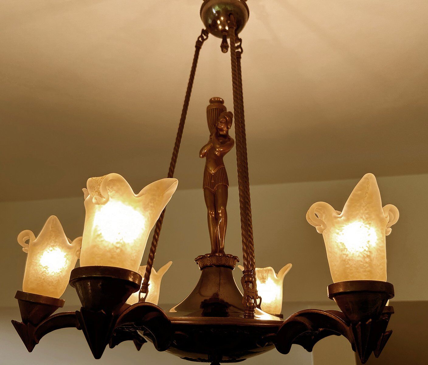 Large Art Deco sculptural chandelier in bronze and glass, 1930s
