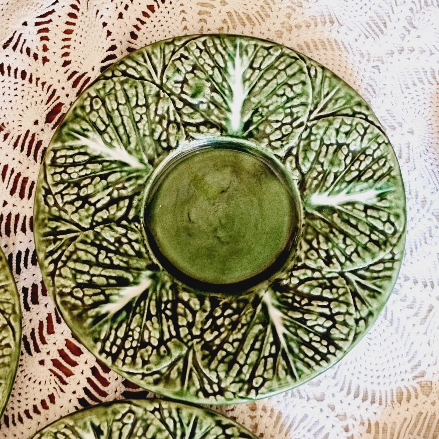 Set of 6 small cabbage barbotine plates
