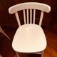 Paire de chaises bistrot peintes en blanc