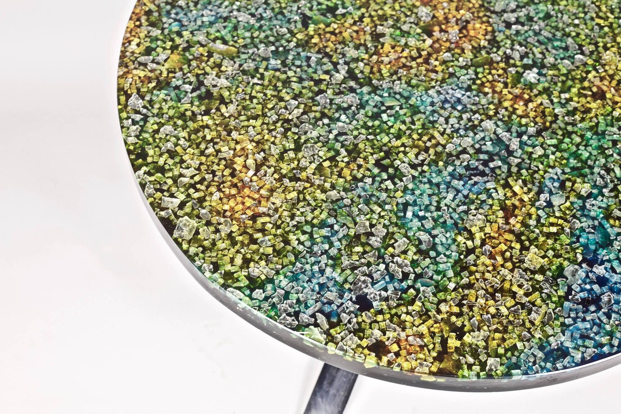 Table low round of Pierre Giraudon resin with inclusions of glass 60 years
