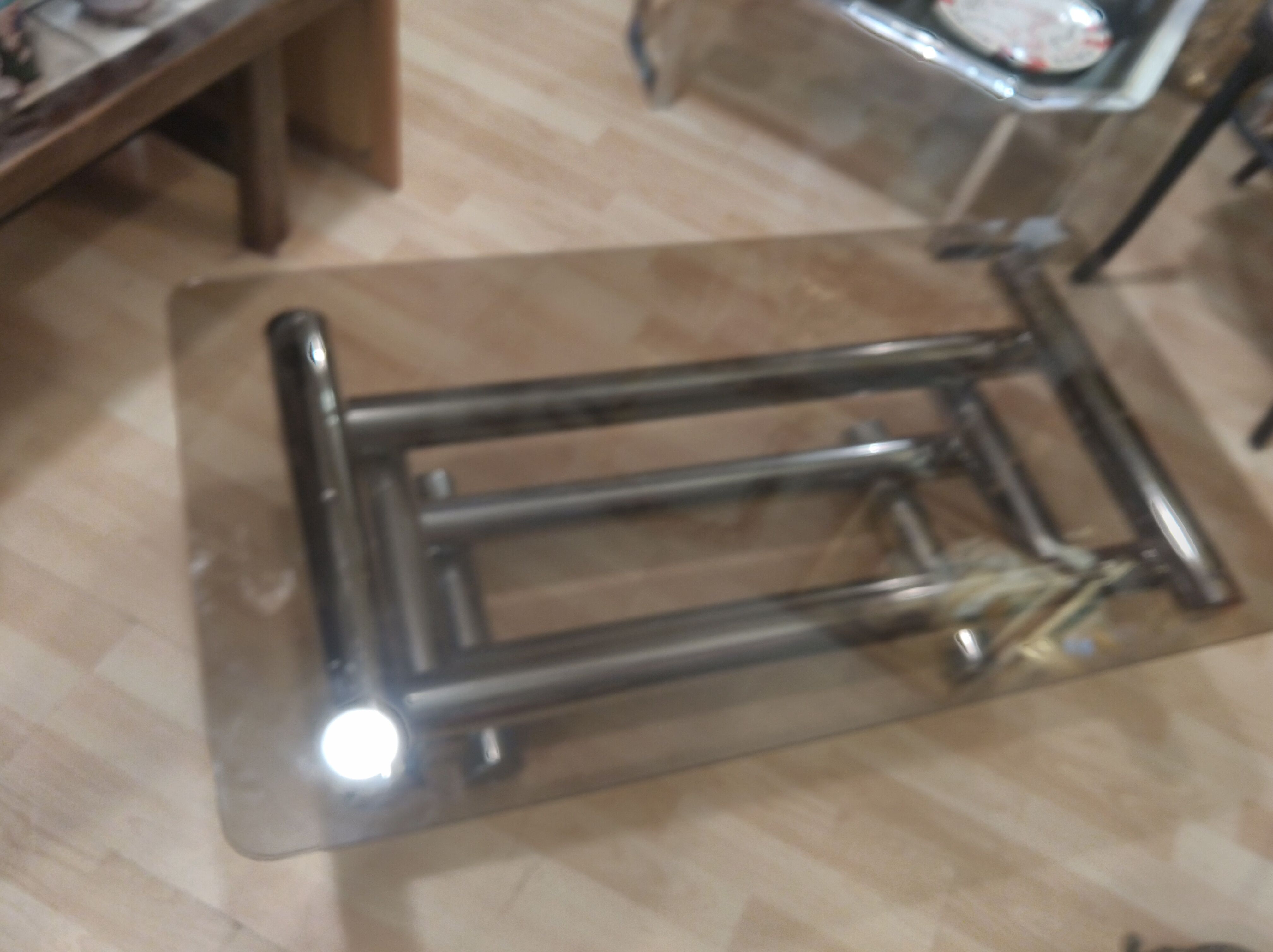 Table basse en métal chromé et verre fumé vers 1970
