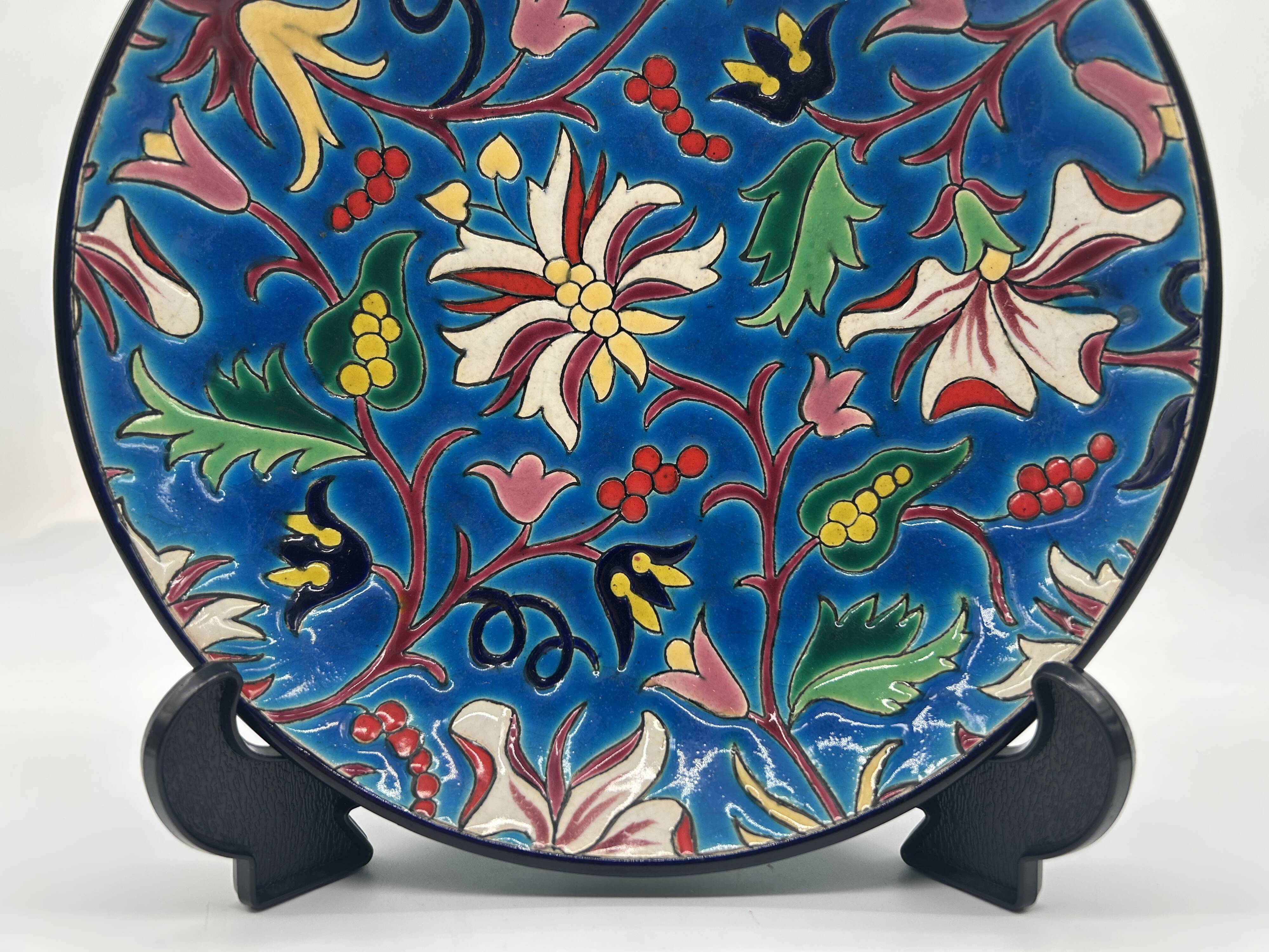 Assiette en faïence et émaux de Longwy