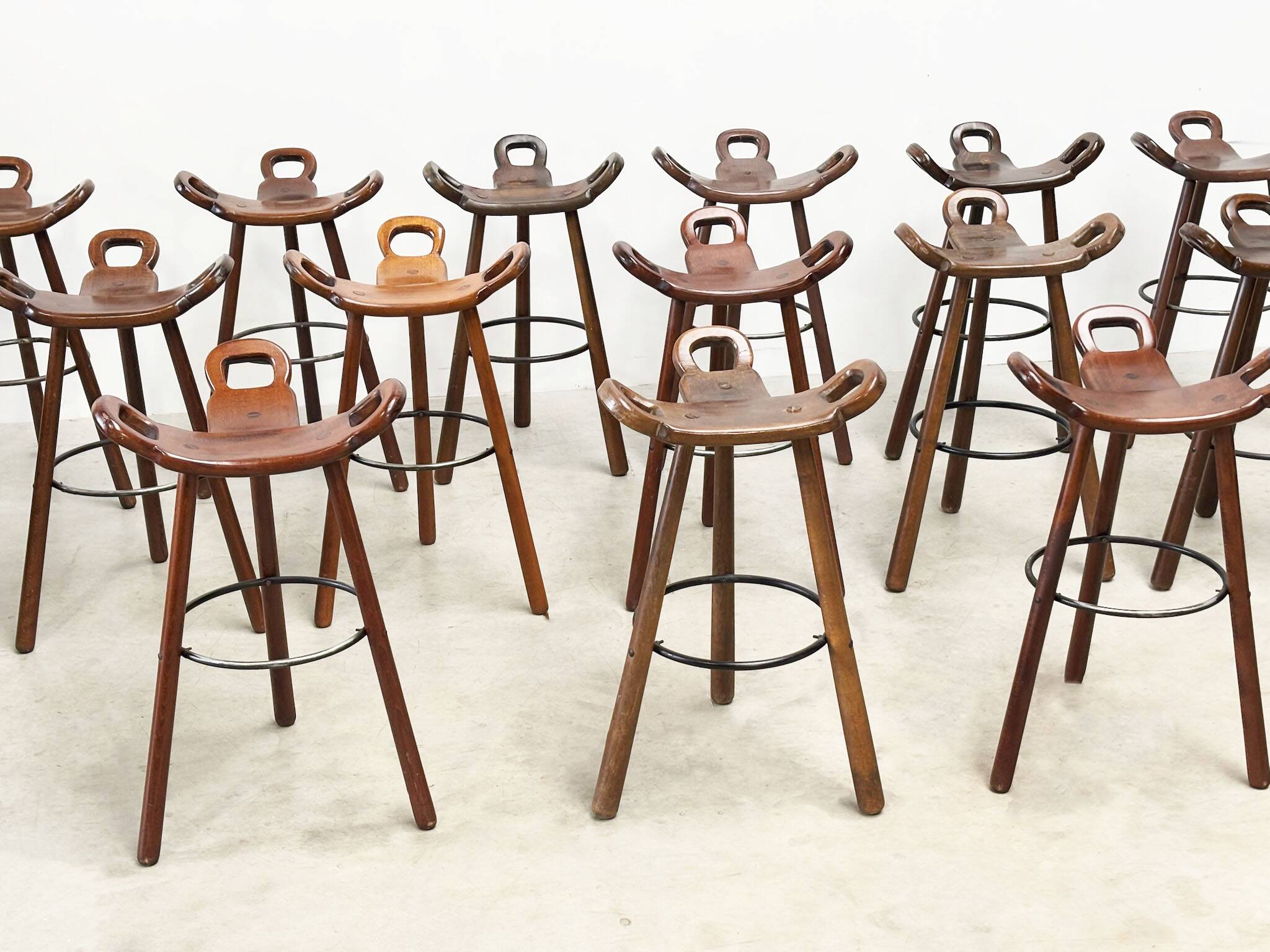 Grand ensemble de tabourets de bar espagnols, vendus à l'unité