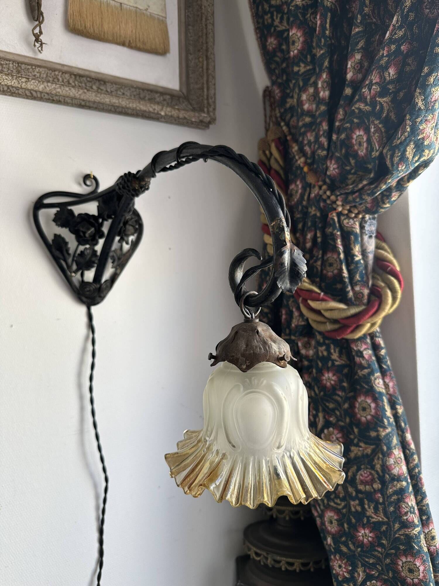 Art Nouveau wall light in wrought iron with vine decoration, early 20th century.