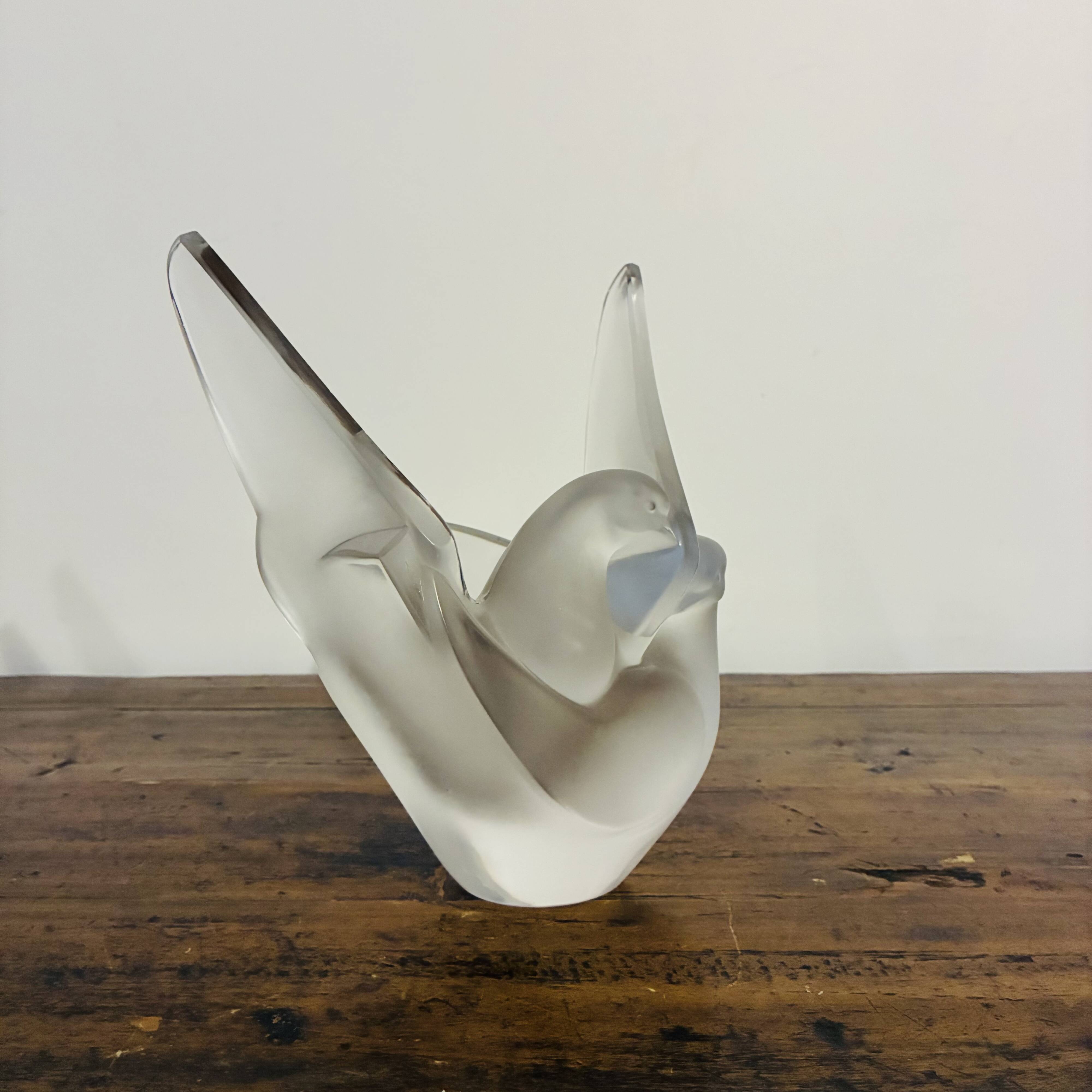Lalique "sylvie" — dove vase in satin and polished pressed crystal