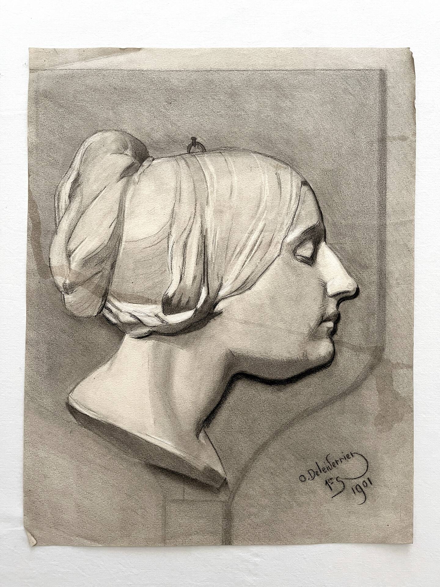 Old academic drawing, profile portrait of a woman by Deleiderrier 1901