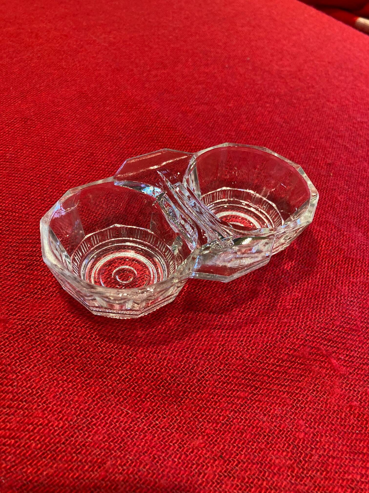 Retro salt and pepper shakers, in molded glass