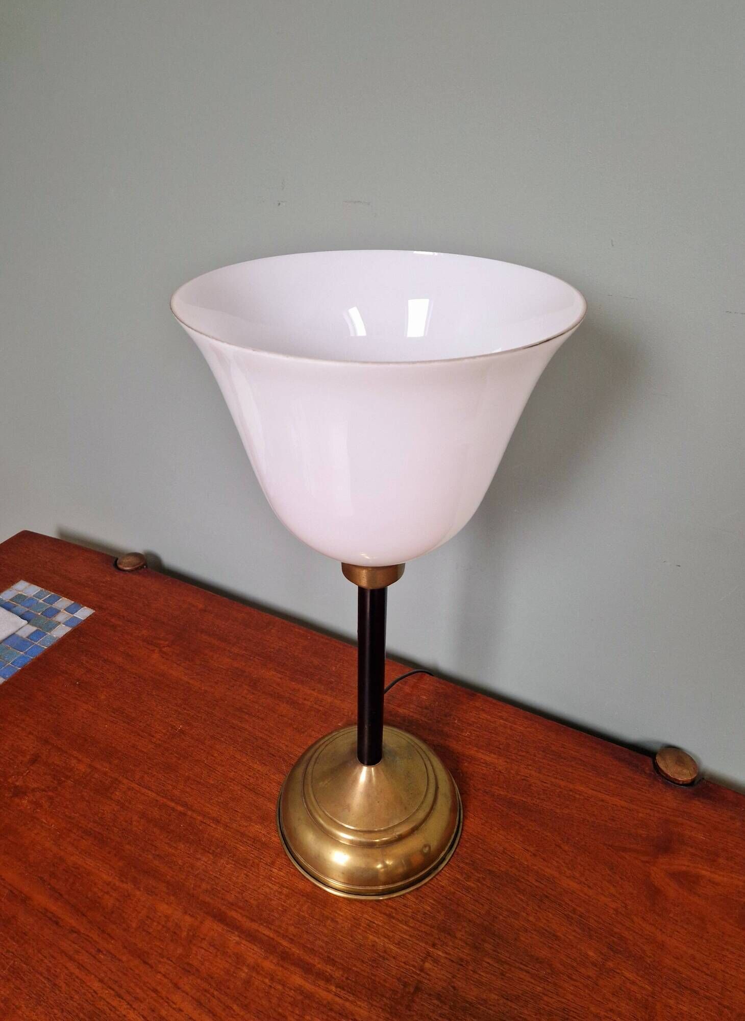 Large Art Deco table lamp, in brass and white opaline, 1920s-3