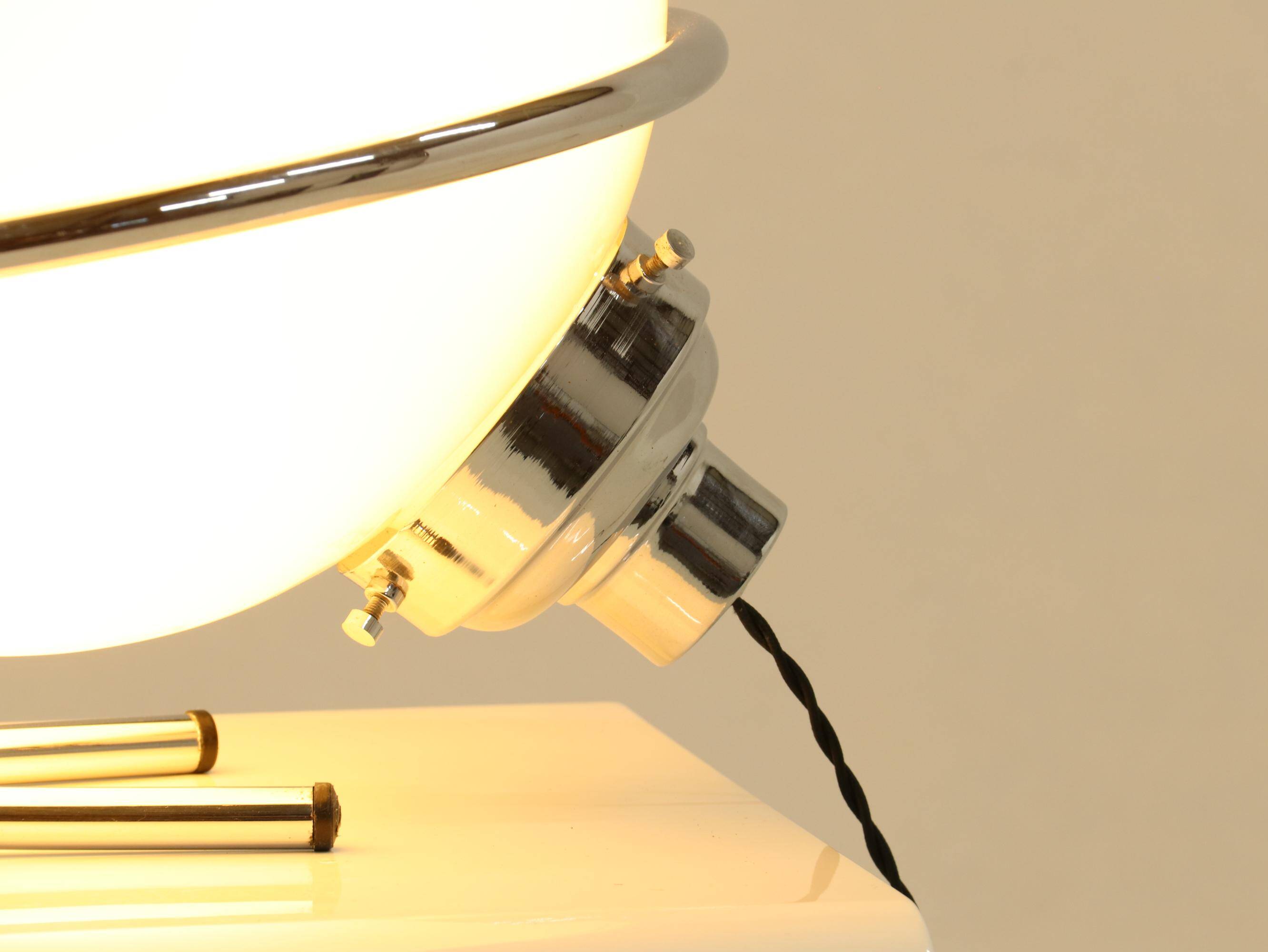 Lampe de table globe en chrome et verre blanc, Italie, années 1970