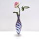 Vase pichet en verre de Murano attribuable à Toso avec des cannes bleues et jaunes