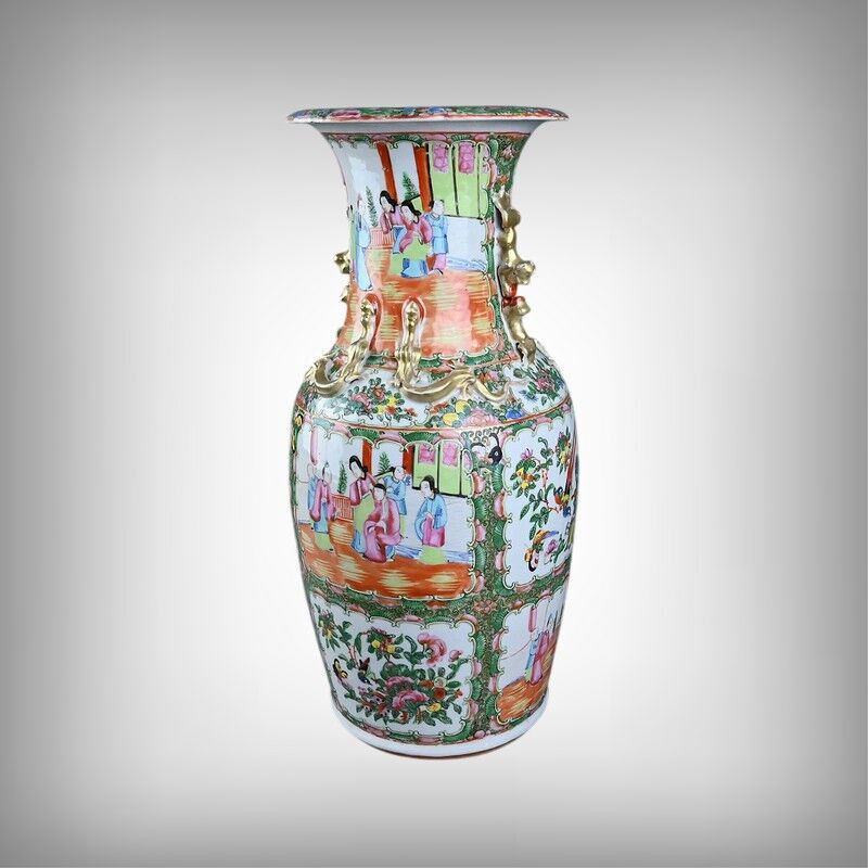 Important Canton porcelain vase, China – late 19th century