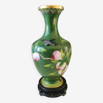 Ancien vase chinois en laiton émaillé cloisonné. fleurs cerisiers/oiseau exotique sur fond vert, filaments or. haut 24 cm