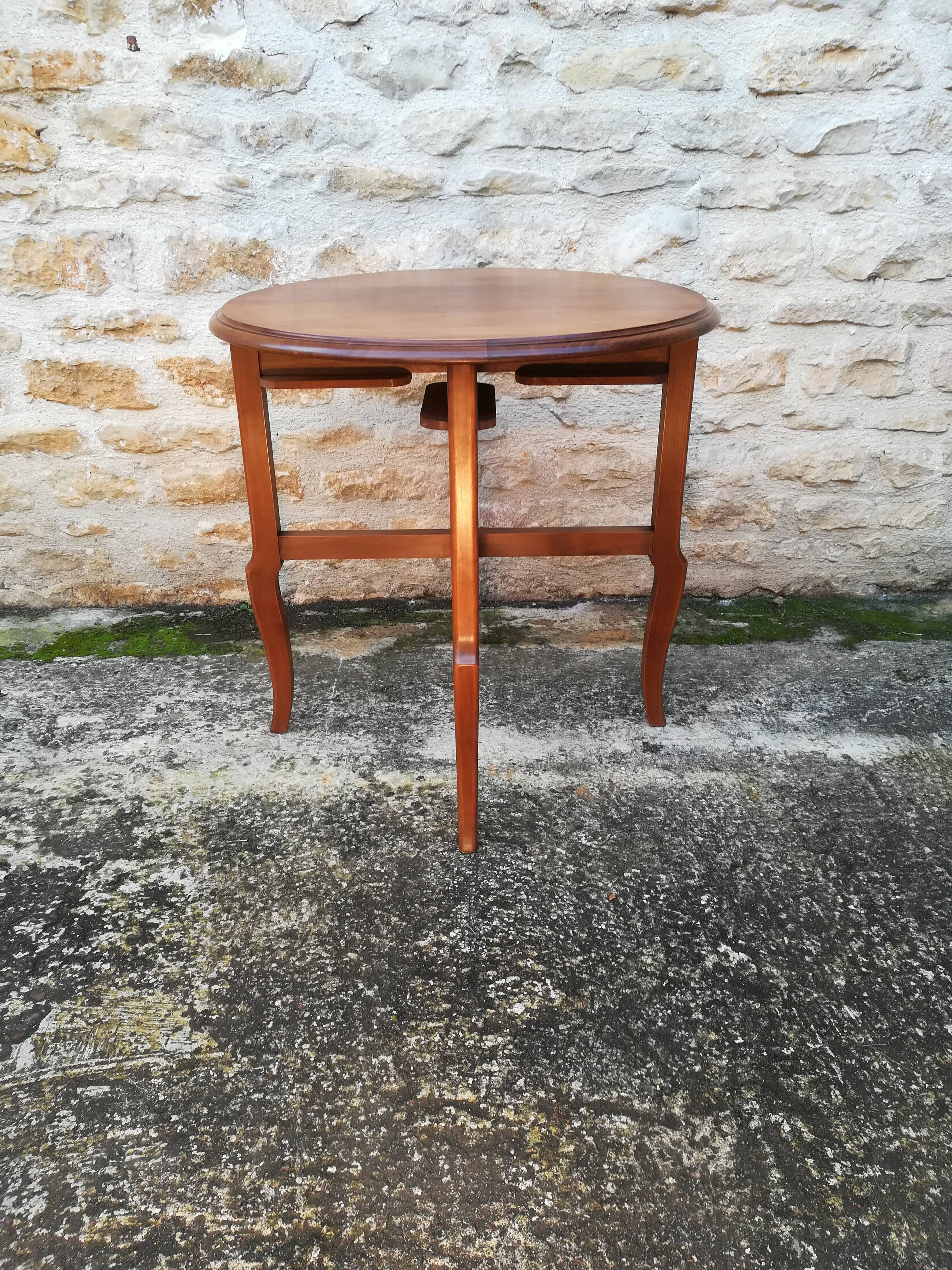 Round pull out tables