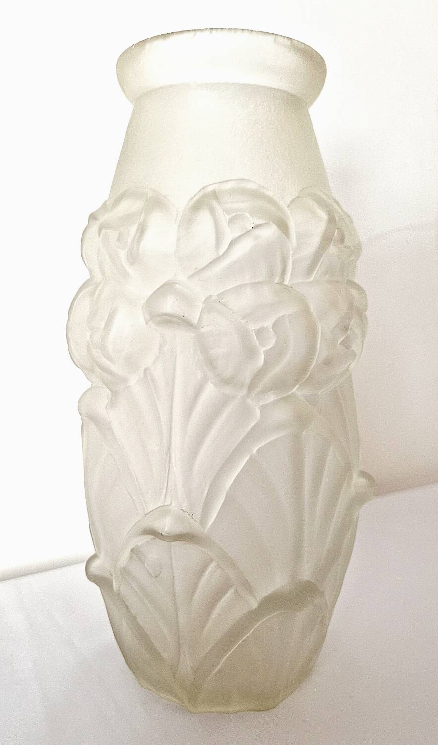 Molded glass paste vase, decorated with flowers