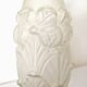 Vase pâte de verre moulé, à décor de fleurs