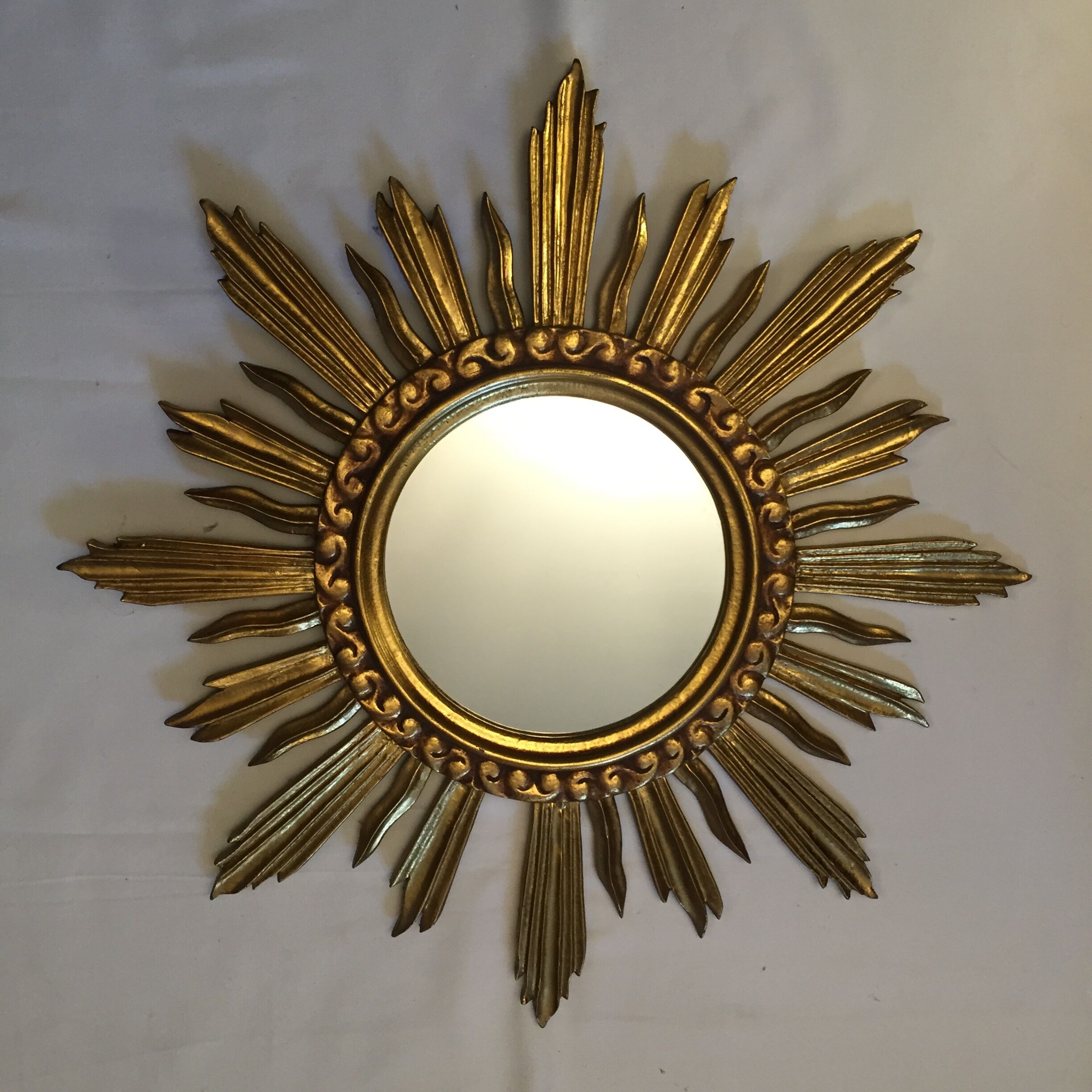 Miroir soleil en bois doré 60x60 cm