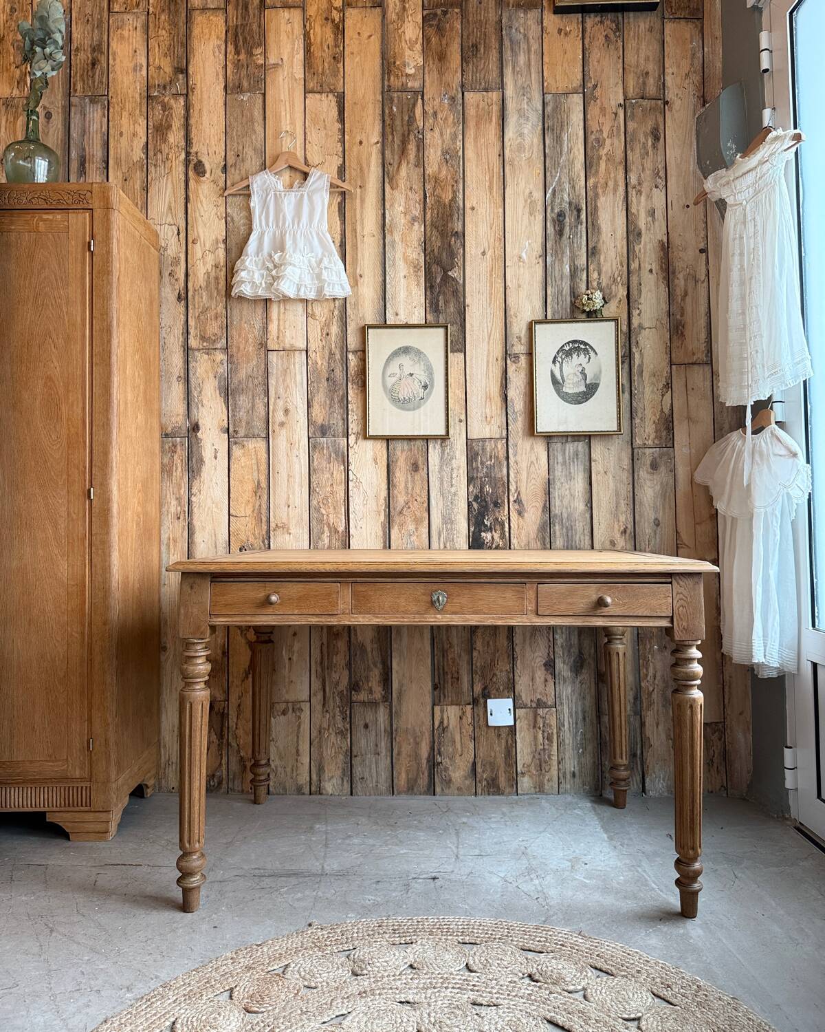 Large desk with turned legs in solid oak (renovated)