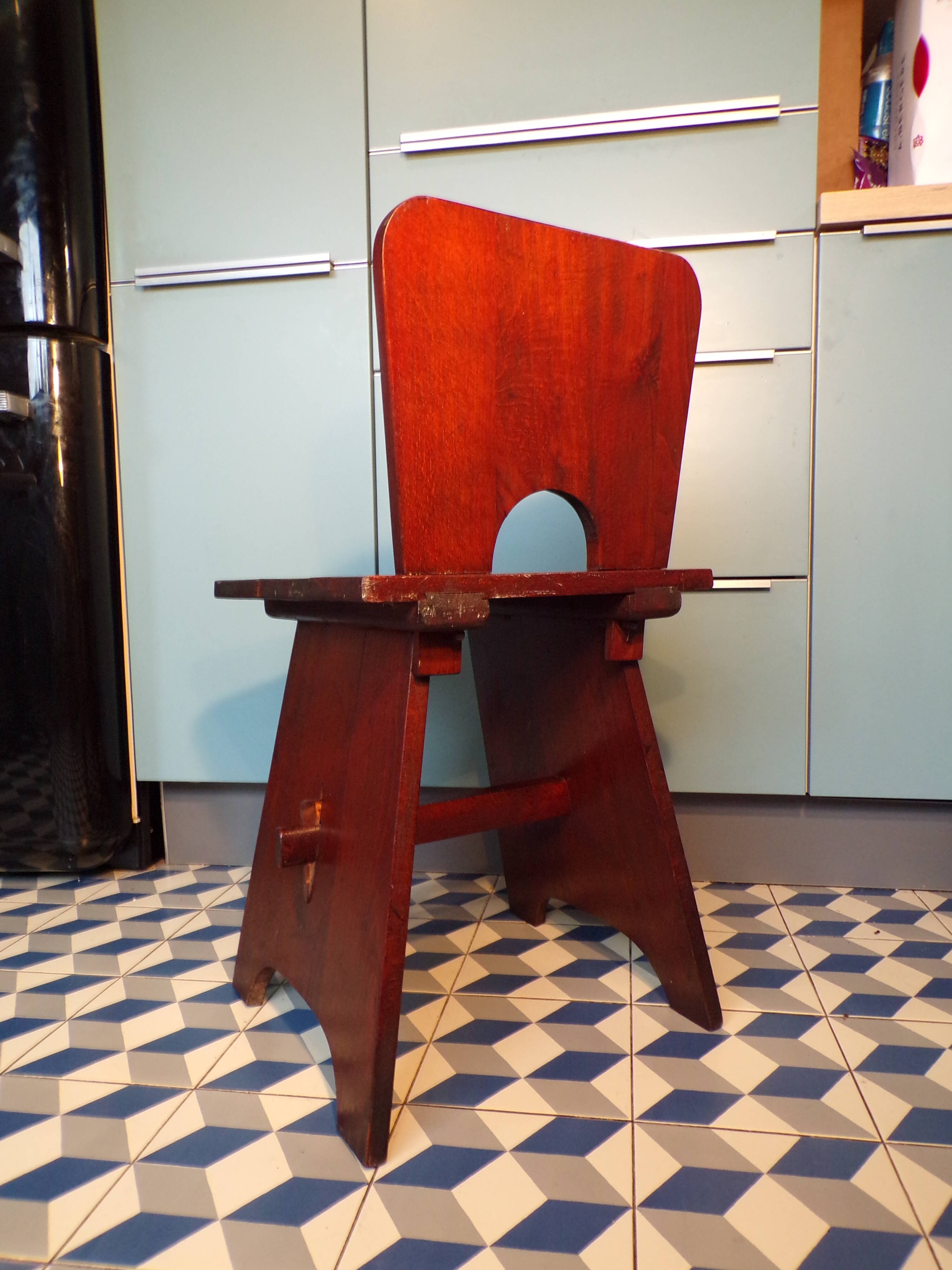 Art & craft reconstruction chair