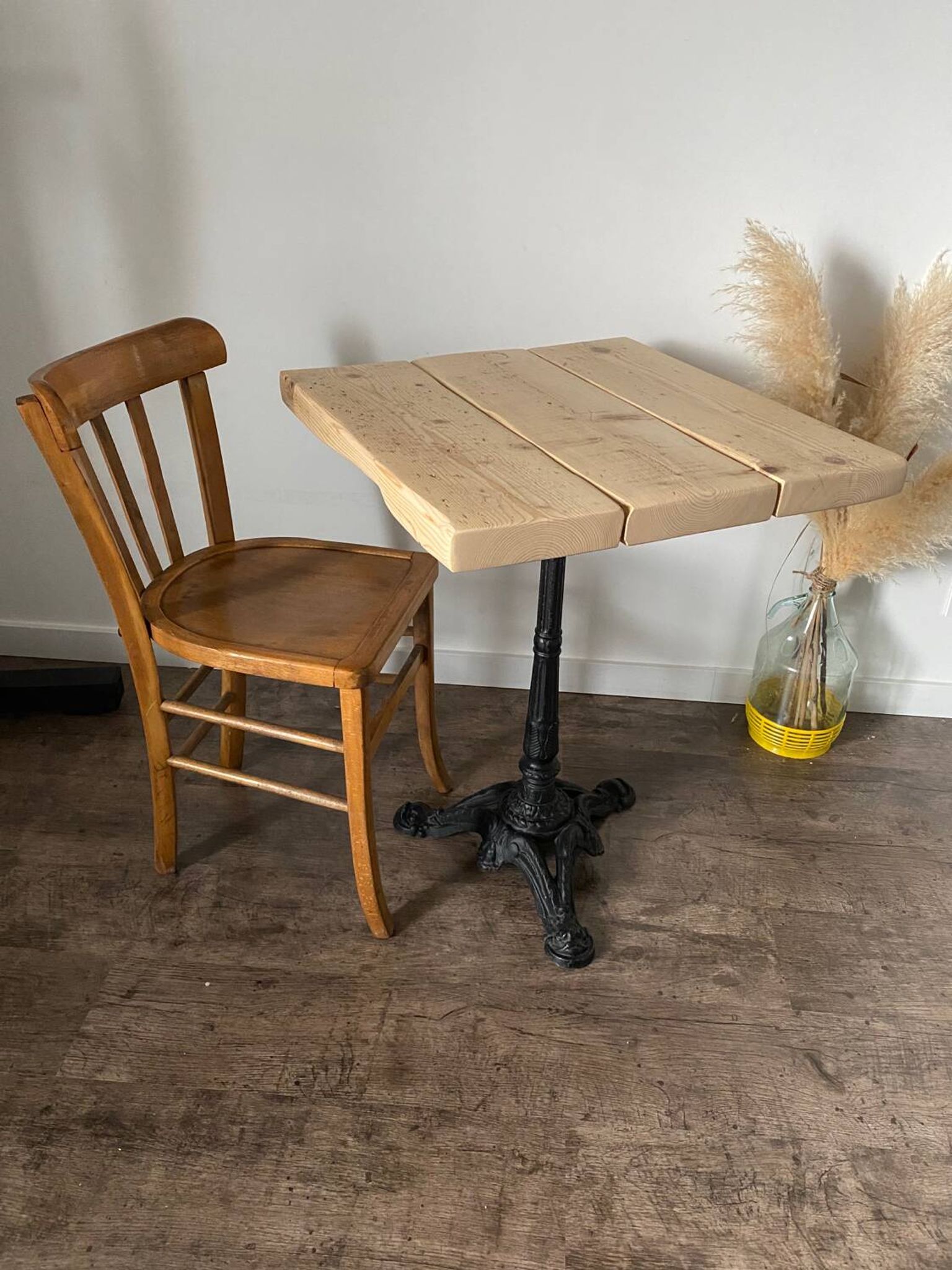 Bistro table with a central cast iron base in industrial style.