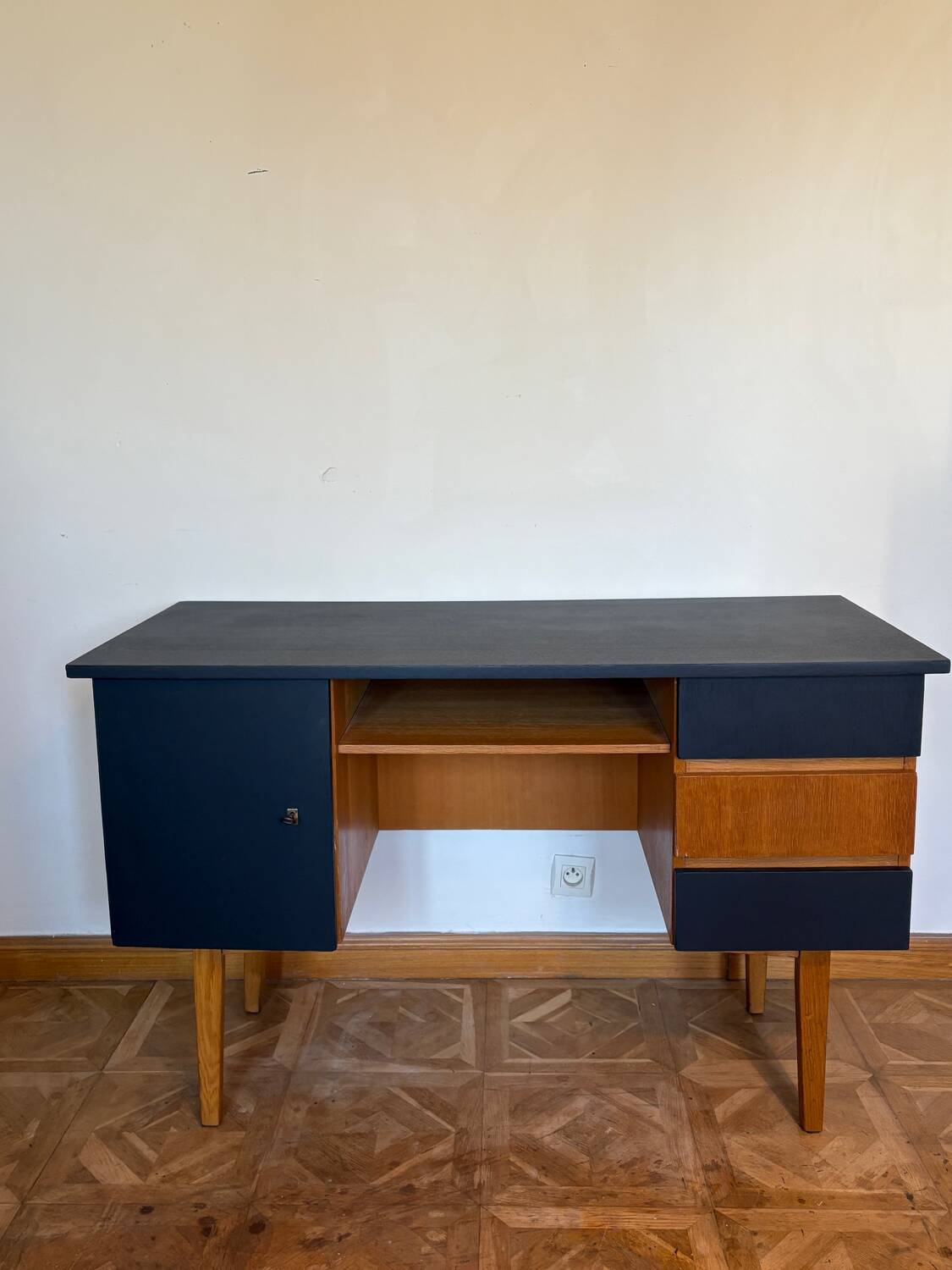 Adult desk with compass feet