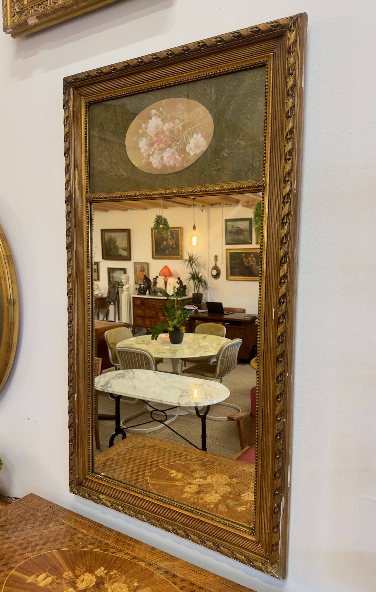 Miroir trumeau ancien en stuc doré – décor floral