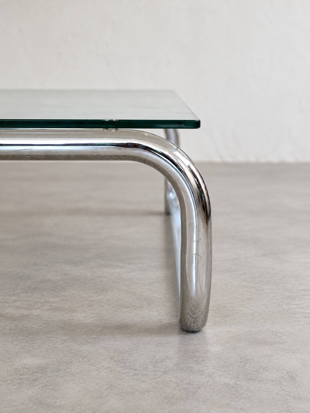 Coffee table in chrome with a glass top.