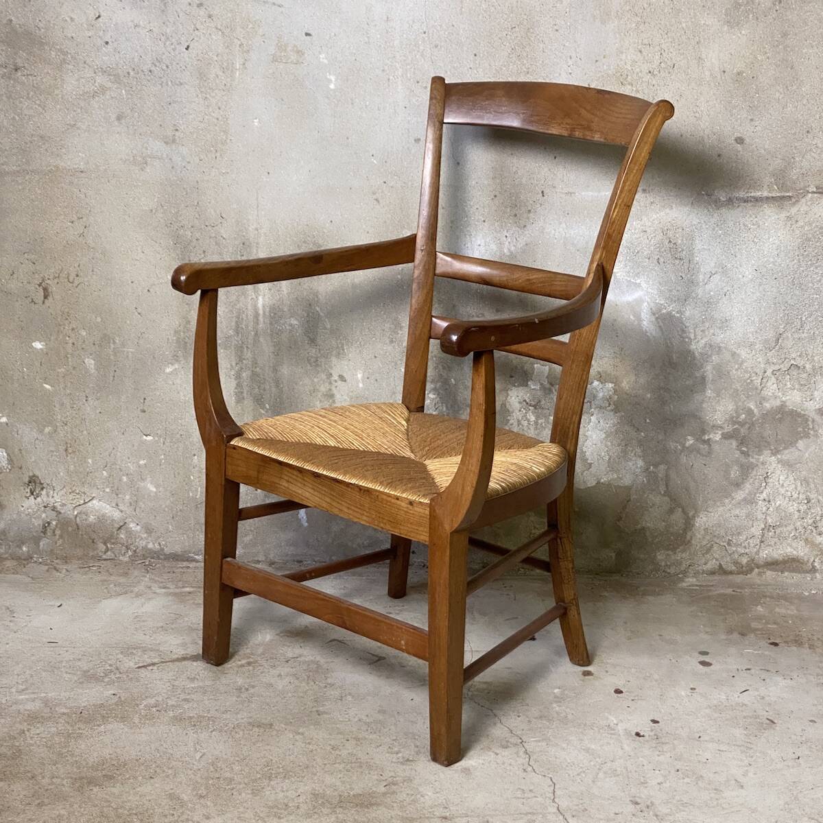Louis Philippe armchair in walnut and straw, 19th century.
