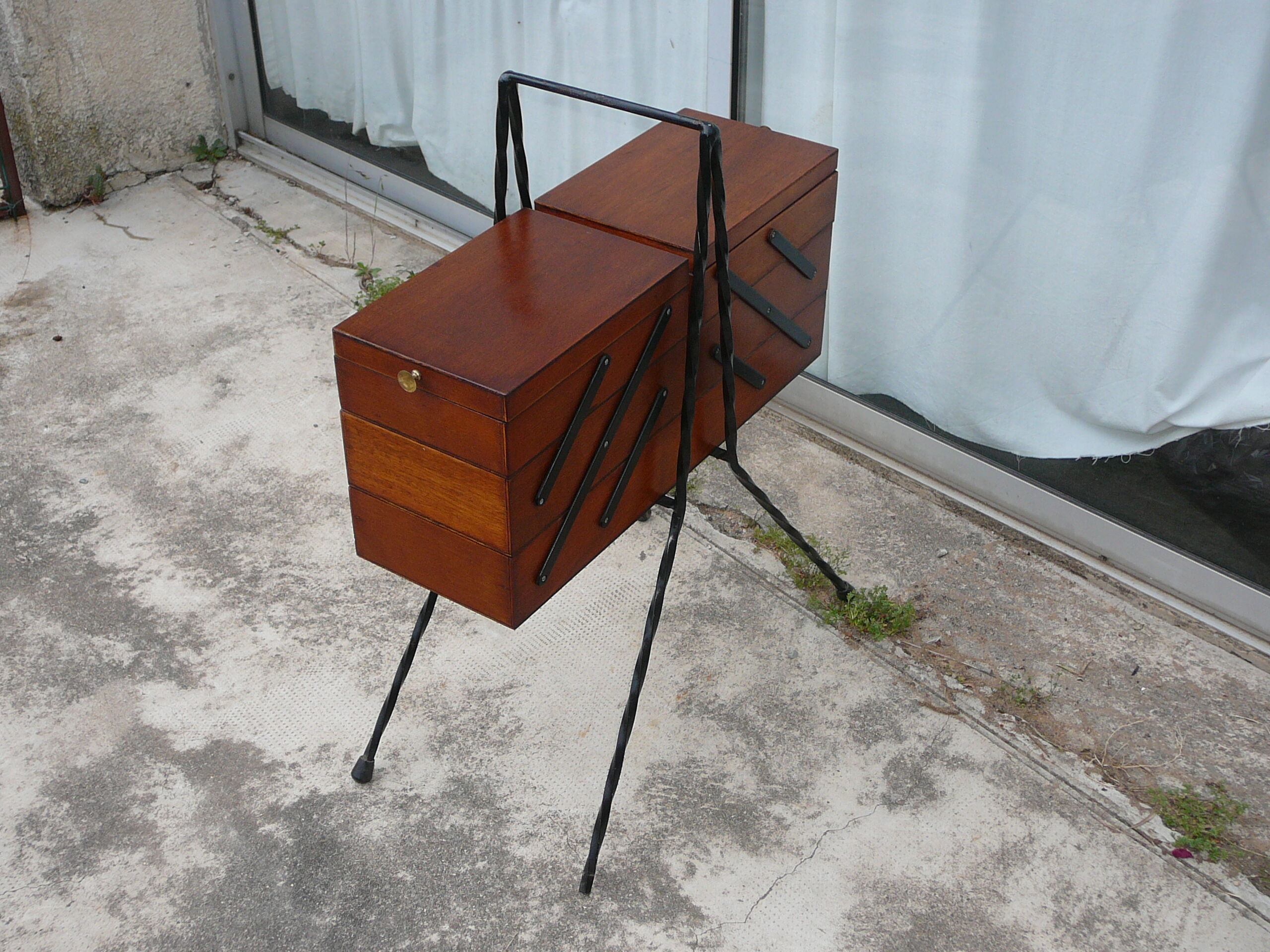 Vintage foot metal tavailleuse