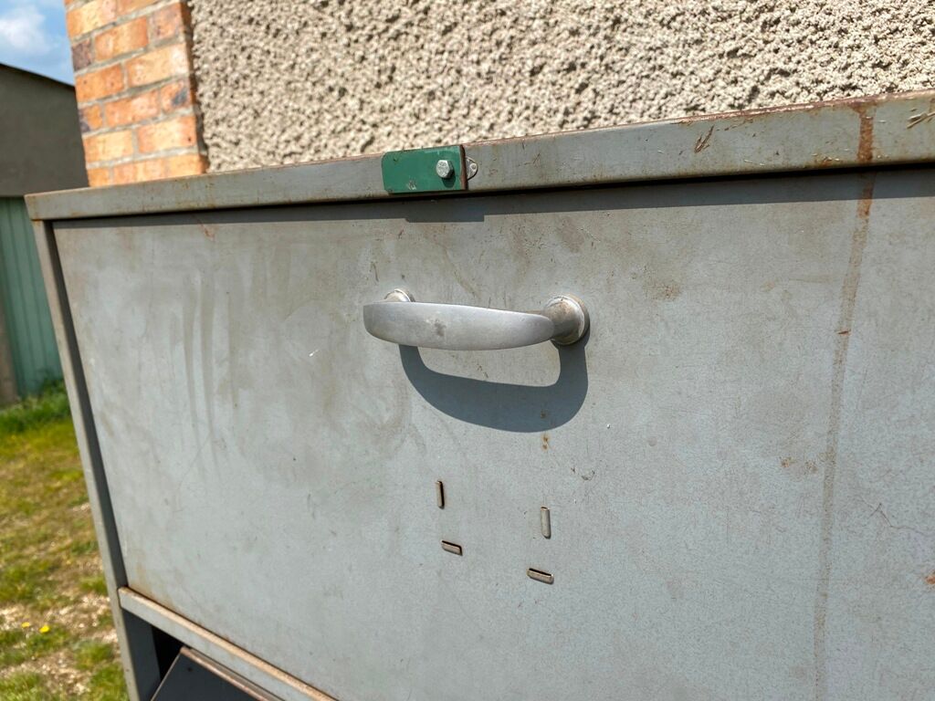 Meuble de rangement à 4 portes clapets pivotants casier industriel métal marque années 1950