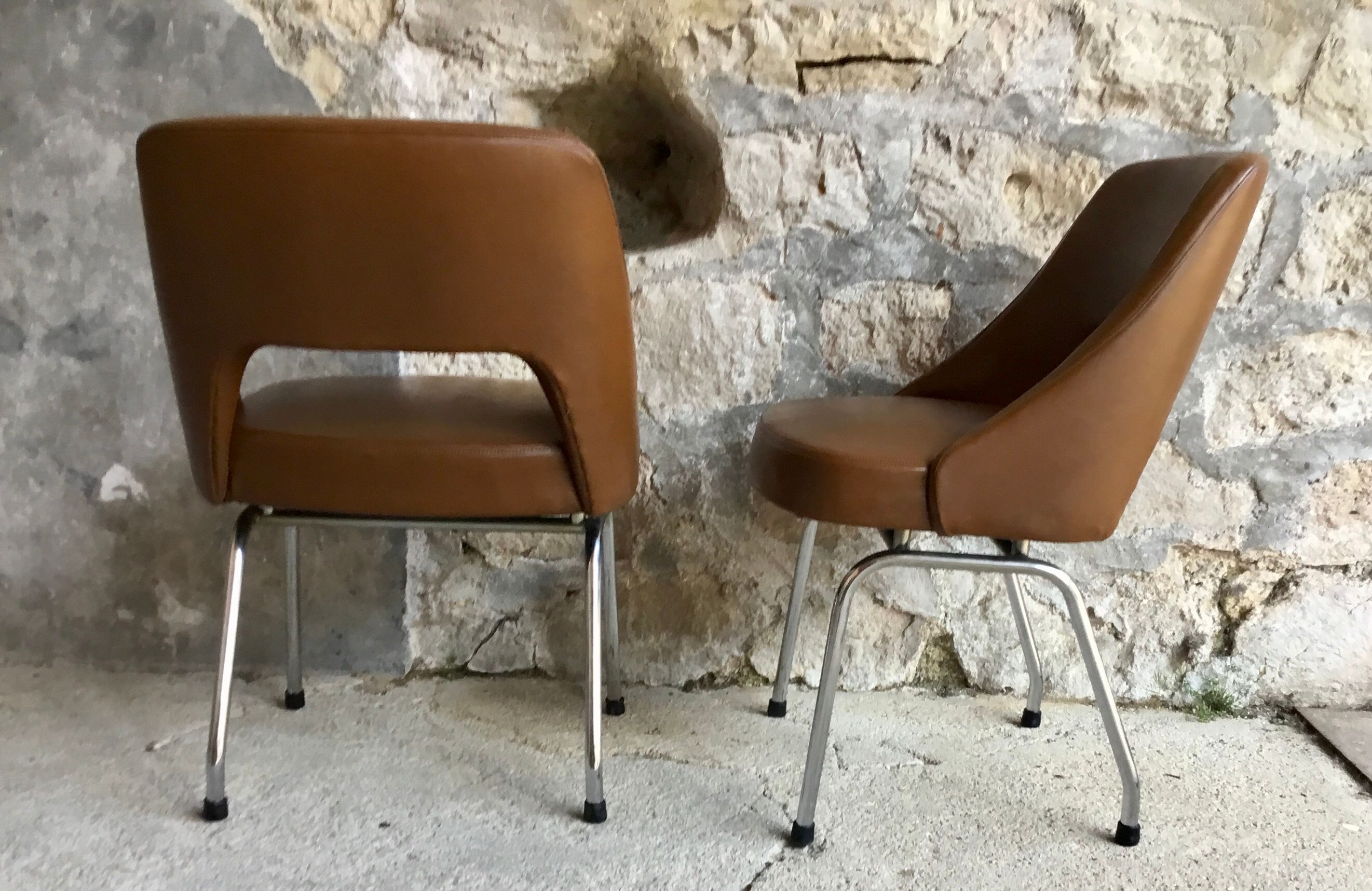 Paire de chaises conférences similicuir marron  1970