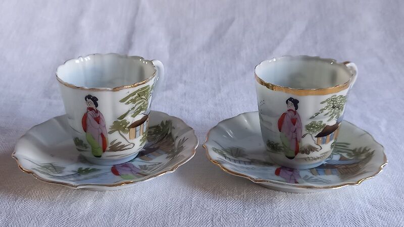 Lot consisting of 2 cups and old saucers in fine porcelain