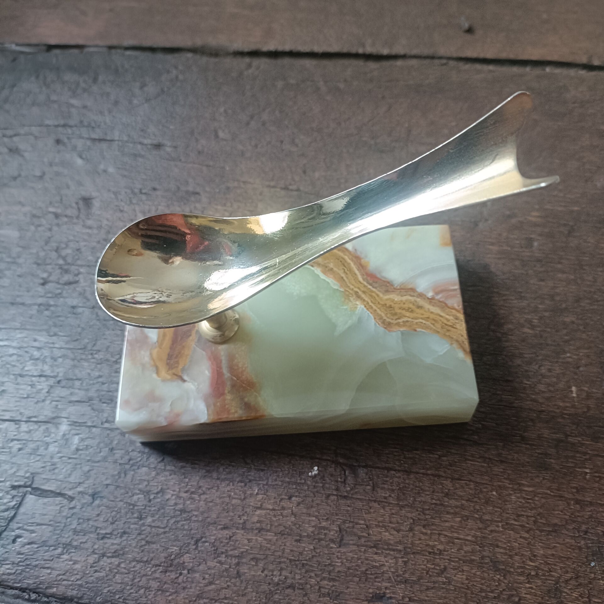 Porte-pipe en agate et laiton