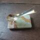Porte-pipe en agate et laiton